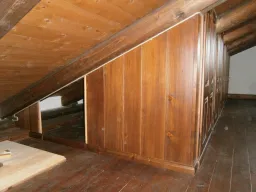 armadiatura sottotetto legno scuro costruzione 1